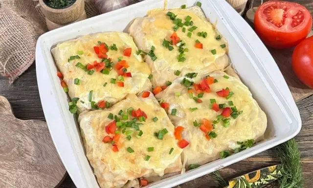 Zapiekane naleśniki gyros jak z restauracji, polane serem i posypane papryką i szczypiorkiem.