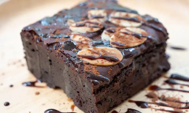 Wilgotne, czekoladowe ciasto z migdałami i polewą, idealne na klasyczne brownie przepis.