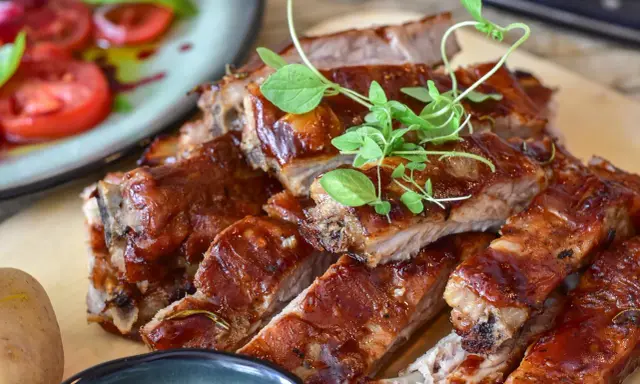 Pyszne żeberka w sosie barbecue, idealne do obiadu. Zastanawiasz się, co ugotować z wędzonych żeberek? Oto inspiracja!