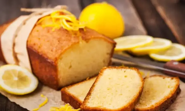 Pyszna babka piaskowa, pachnąca cytryną, jak z babcinego przepisu. Idealna na deser.