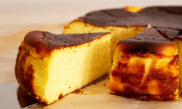 Pyszny sernik z przypieczoną skórką, idealny do pieczenia w wysokiej temperaturze.