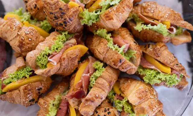 Mini croissanty z szynką, serem i sałatą. Idealne, by ugotować na sylwestra coś szybkiego i pysznego.