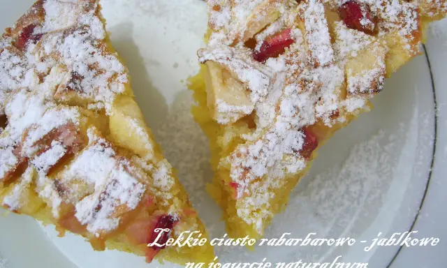 Szybkie ciasto jogurtowe z rabarbarem i jabłkami, posypane cukrem pudrem. Idealne na deser.