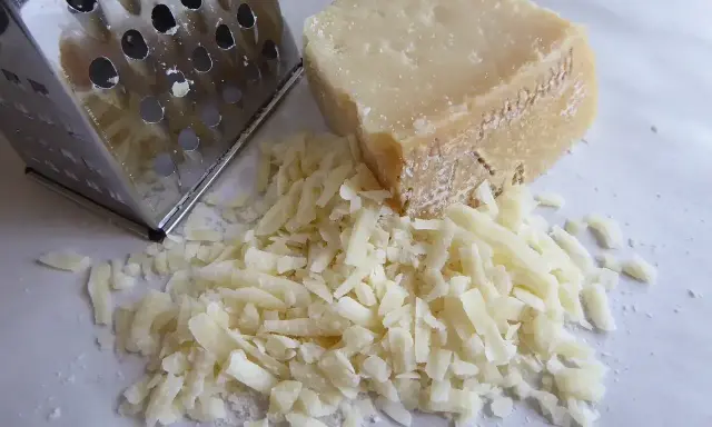 Tarty parmezan i tarka. Czy parmezan można mrozić? Tak, po starciu zachowa smak.