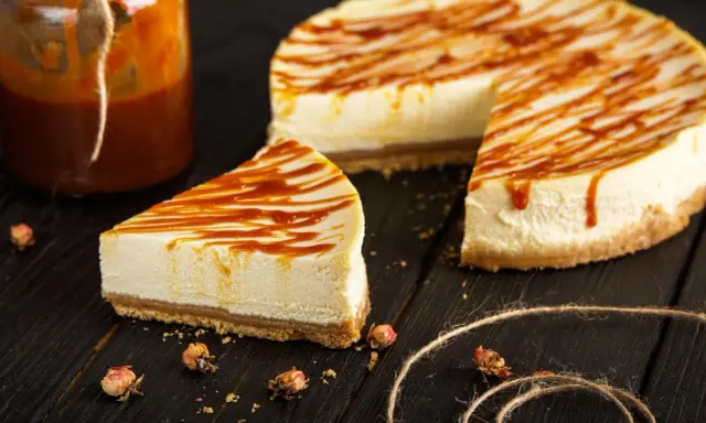 Pyszny sernik z 1kg sera, polany karmelem. Ile czasu piec sernik z 1kg sera? Czas pieczenia zależy od przepisu.