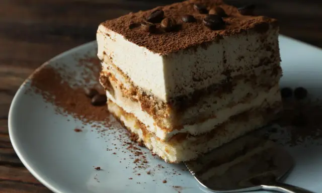 Pyszny kawałek tiramisu, idealny na deser. Dowiedz się, jak zrobić tiramisu, by zachwycić bliskich.
