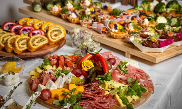 Pyszne przekąski na desce serów i wędlin, roladki, tartaletki i warzywa. Wiesz co jesz catering Łódź to gwarancja jakości.