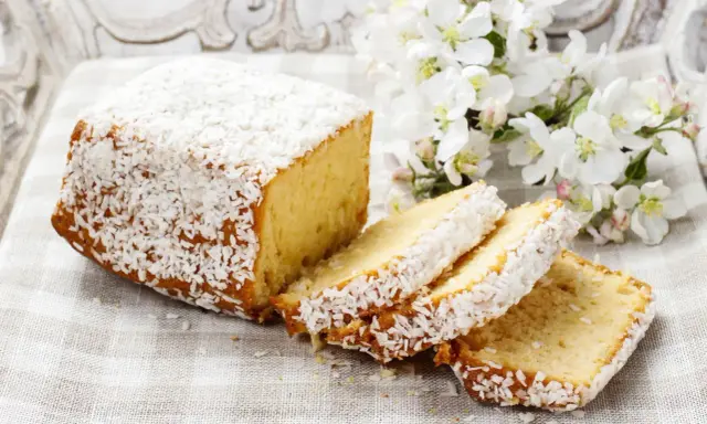 Pyszne ciasto kokosowe, idealne na wiosenne popołudnie. Przepisy joli często inspirują do takich wypieków.