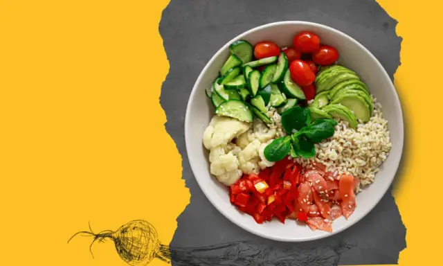 Kolorowa miska z kaszą, kalafiorem, pomidorkami, ogórkiem, awokado i papryką. Wiem, co zjem, wybierając catering dietetyczny.