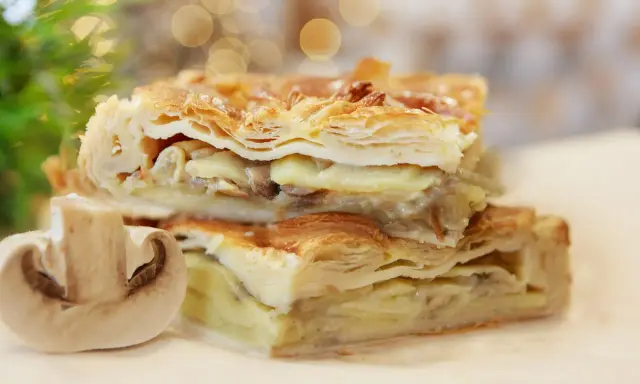 Pyszne ciasto francuskie z pieczarkami i serem – idealne, co zrobić z ciasta francuskiego na obiad.