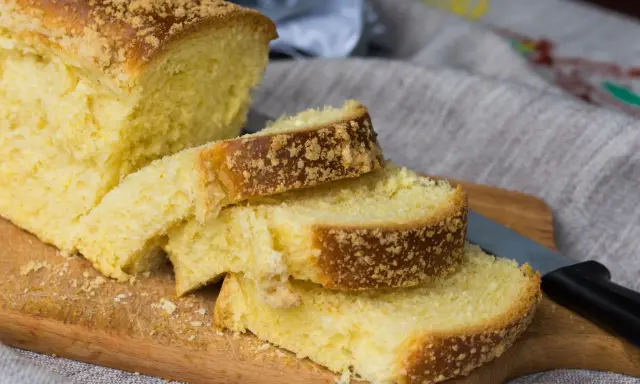 Puszyste ciasto drożdżowe bez zagniatania, pokrojone w kromki, z chrupiącą posypką na wierzchu. Idealne na śniadanie.
