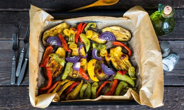 Kolorowe warzywa pieczone w piekarniku: bakłażan, papryka, cebula i pomidorki.