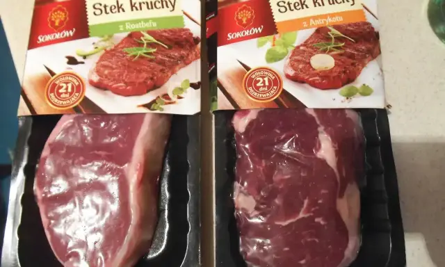 Dwa opakowania steka wołowego z widocznymi surowymi mięsami i zdjęciami gotowych steków.