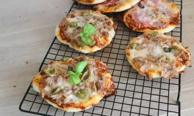 Mini pizze z tuńczykiem, oliwkami i bazylią na kratce. Idealne składniki na pizzę dla małych łasuchów.