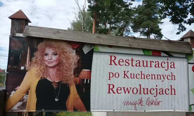Magda Gessler na banerze restauracji "po Kuchennych Rewolucjach". Czyżby szarlotka z rumieńcem dlaczego zamknięta?