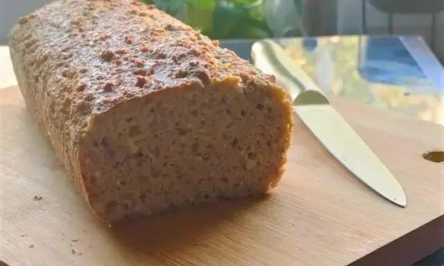 Chleb keto na desce z nożem.