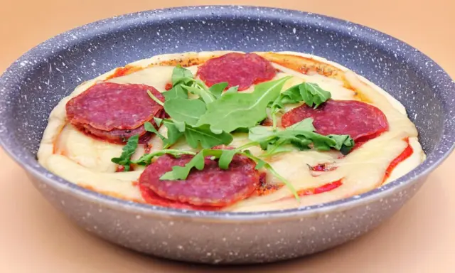 Pizza salami z rukolą w patelni.
