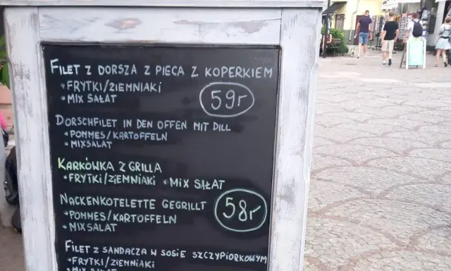 Na Węgrzech obiad kosztuje około 58-59 forintów. Menu oferuje filety rybne i karkówkę z frytkami i sałatką.
