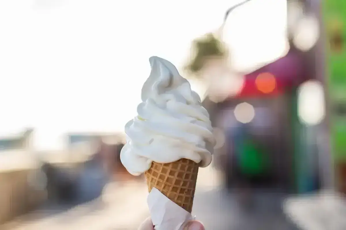 Pyszne, kremowe lody amerykańskie w wafelku, idealne na upalny dzień.