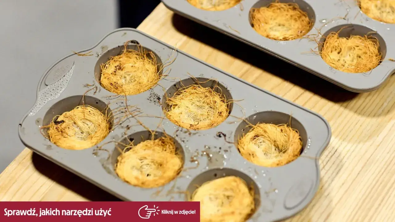 Złociste gniazdka z ciasta kadayif w formie do muffinek, gotowe do pieczenia.