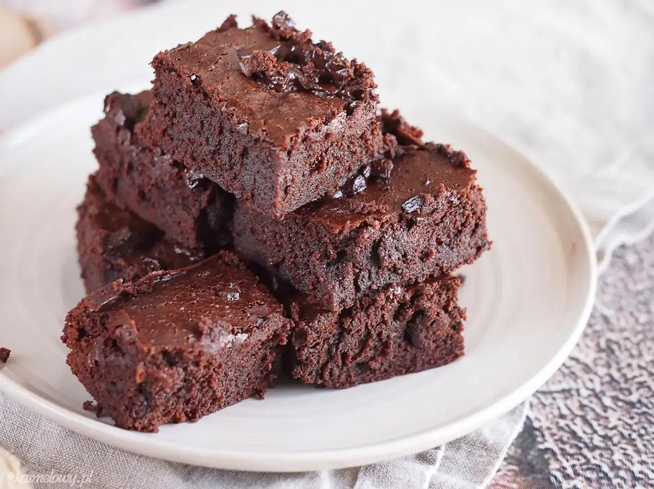 Stos klasycznych brownie na talerzu. Idealne na deser, gdy masz ochotę na coś czekoladowego. Klasyczne brownie przepis.