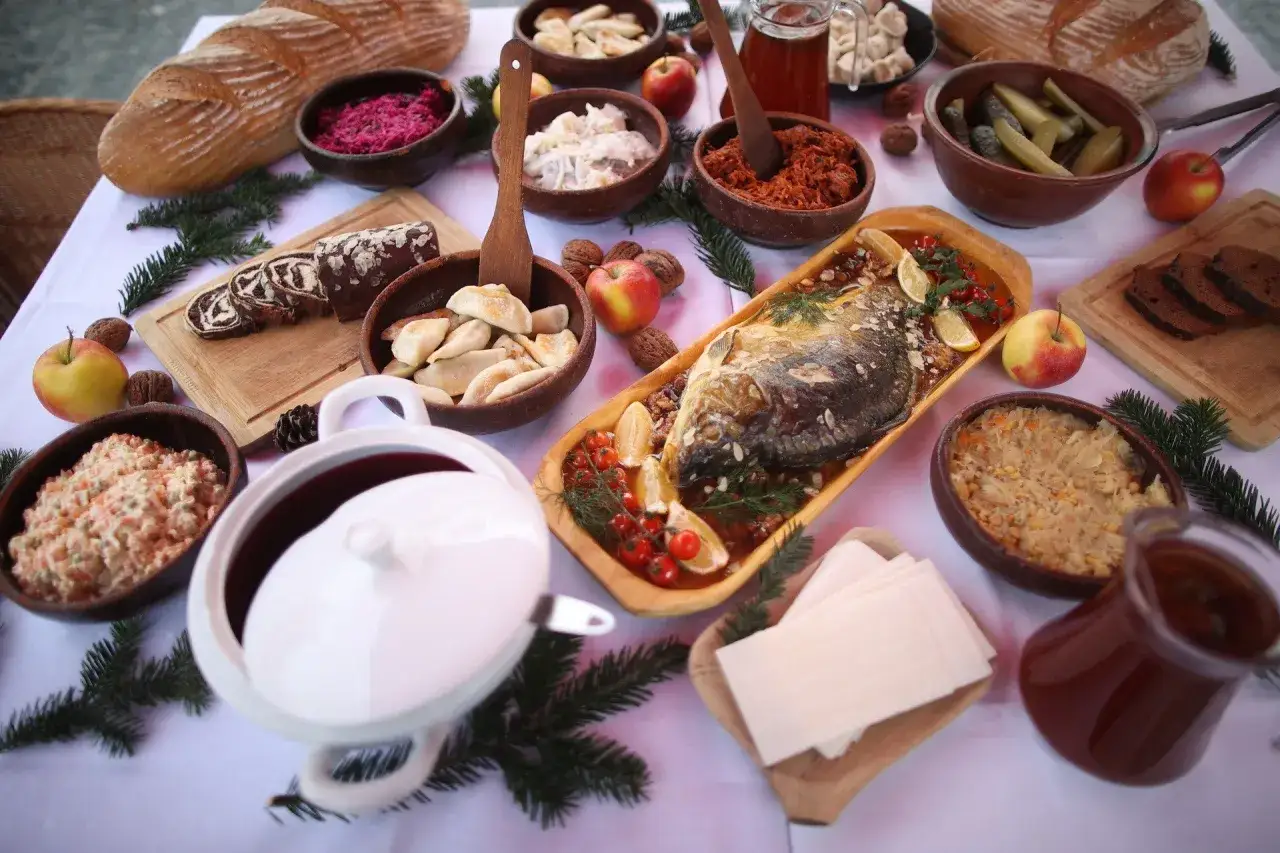 Wigilia pełna smak&oacute;w: karp, pierogi, kapusta, sałatki, chleb i kompot. Idealne inspiracje, co ugotować na wigilię.