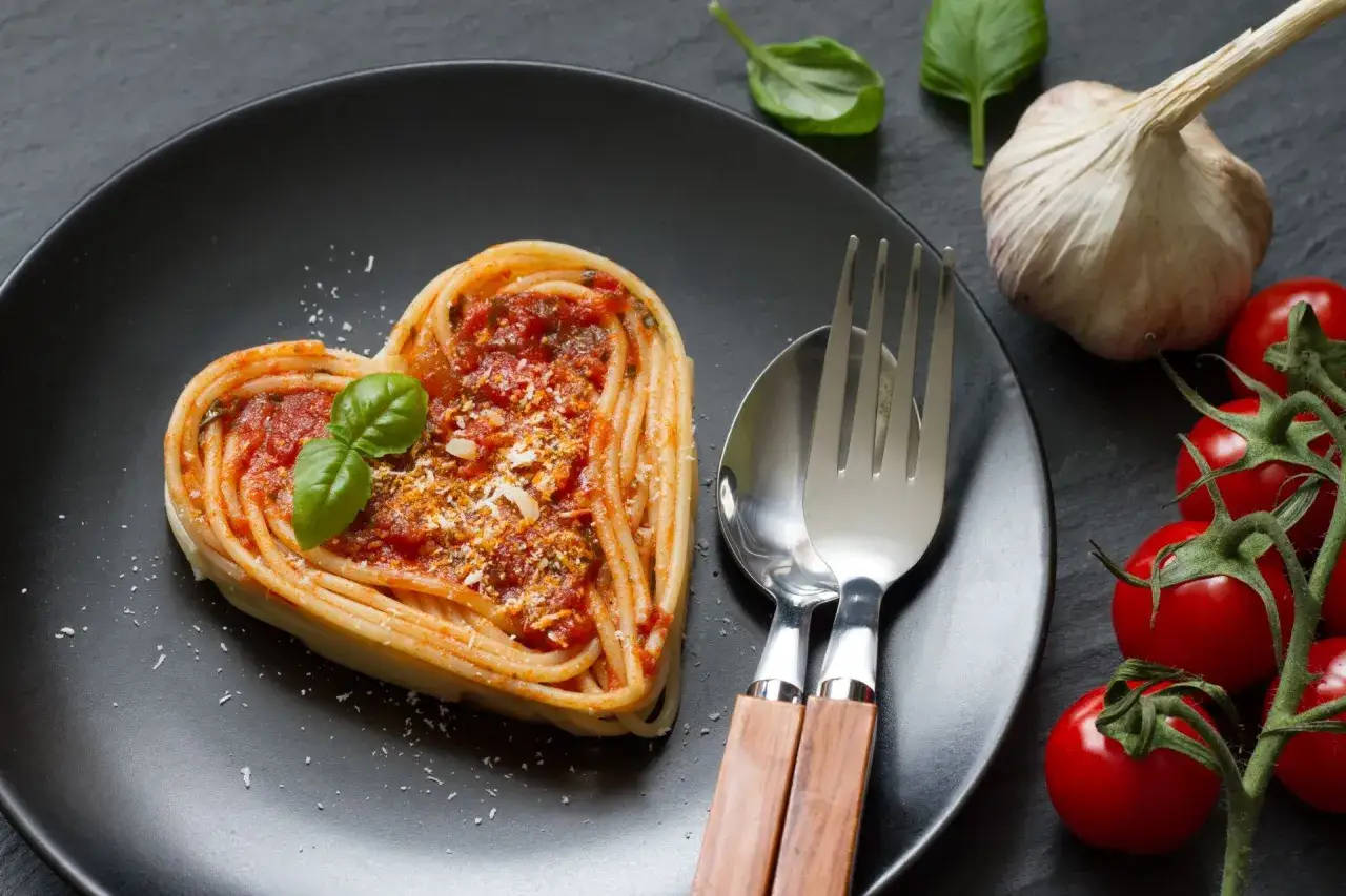 Serce z makaronu z sosem pomidorowym, bazylią i parmezanem. Idealne na romantyczną kolację w domu co ugotować.