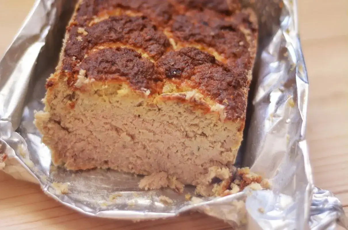 Domowy pasztet w folii aluminiowej. Zastanawiasz się, czy można mrozić pasztetową? Tak, można, a ten wygląda apetycznie!