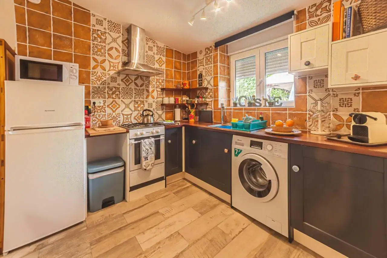 Kuchnia w stylu self catering: lodówka, kuchenka, pralka, ekspres do kawy. Idealna na wakacje.