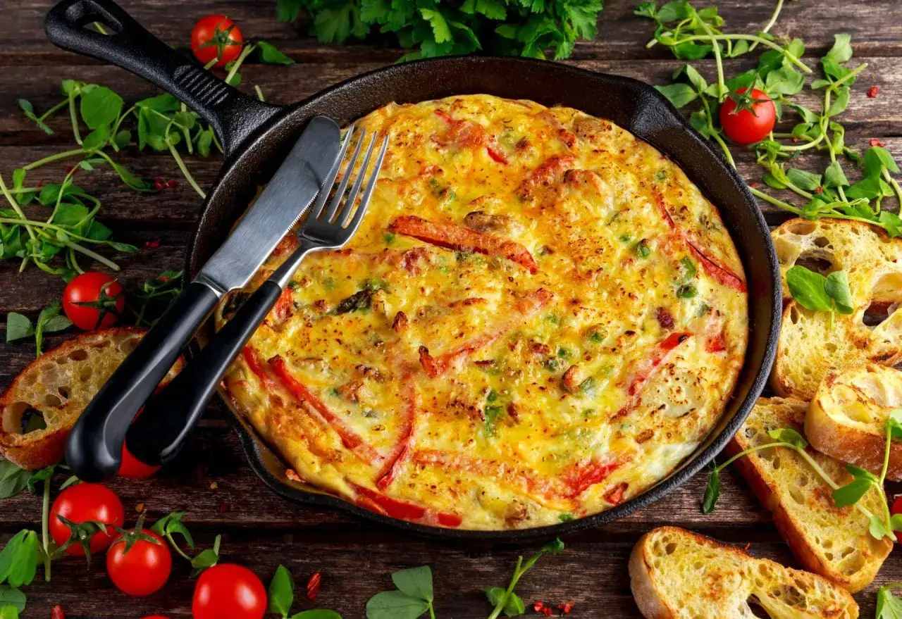Pyszna frittata z warzywami na obiad, podana z chrupiącym pieczywem. Idealny pomysł, co można zrobić z ziemniaków na obiad, gdy chcemy coś szybkiego i sycącego.