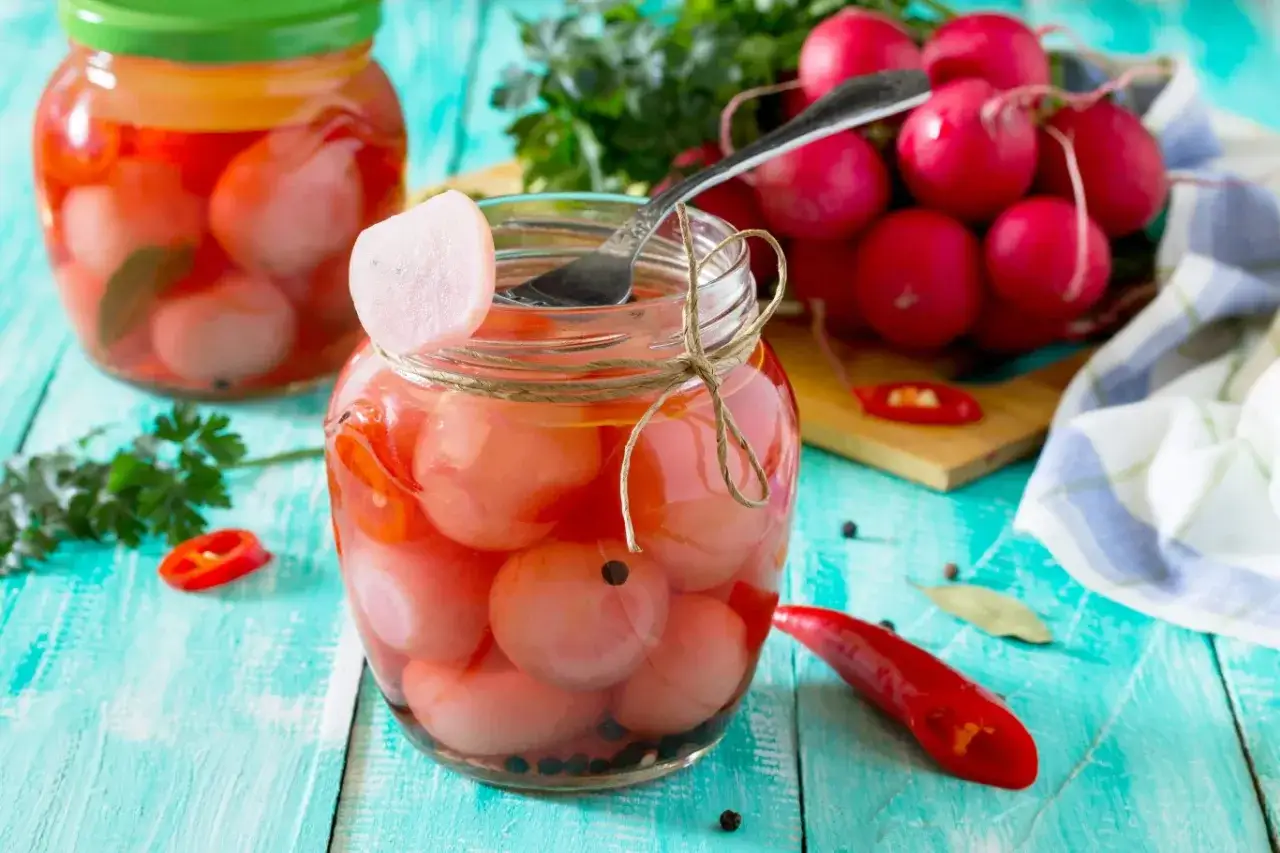 Słoiki z marynowaną rzodkiewką i papryczką chili. Czy rzodkiewka jest zdrowa? Tak, zwłaszcza w takiej postaci!