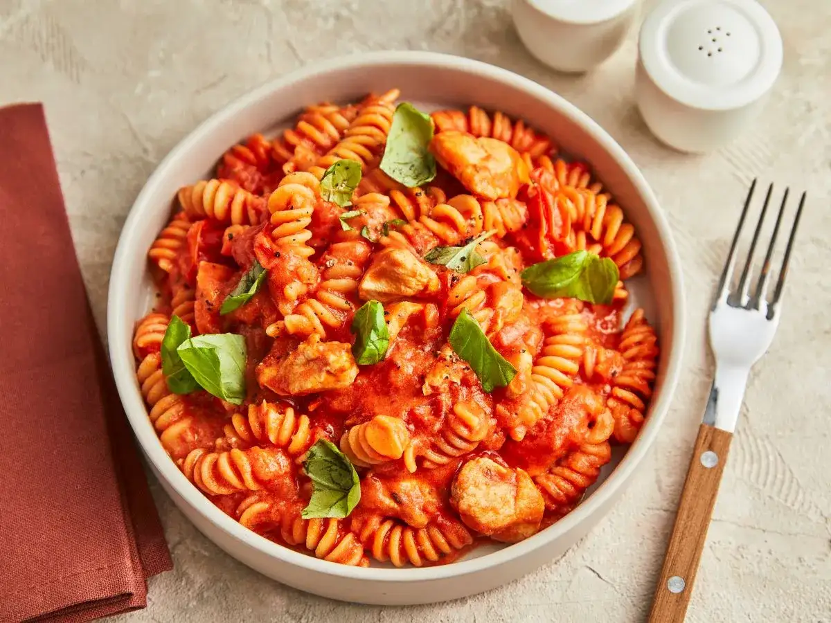 Makaron fusilli z kurczakiem w sosie pomidorowym i bazylią. Idealne danie, gdy szukasz, co na obiad szybko i zdrowo.