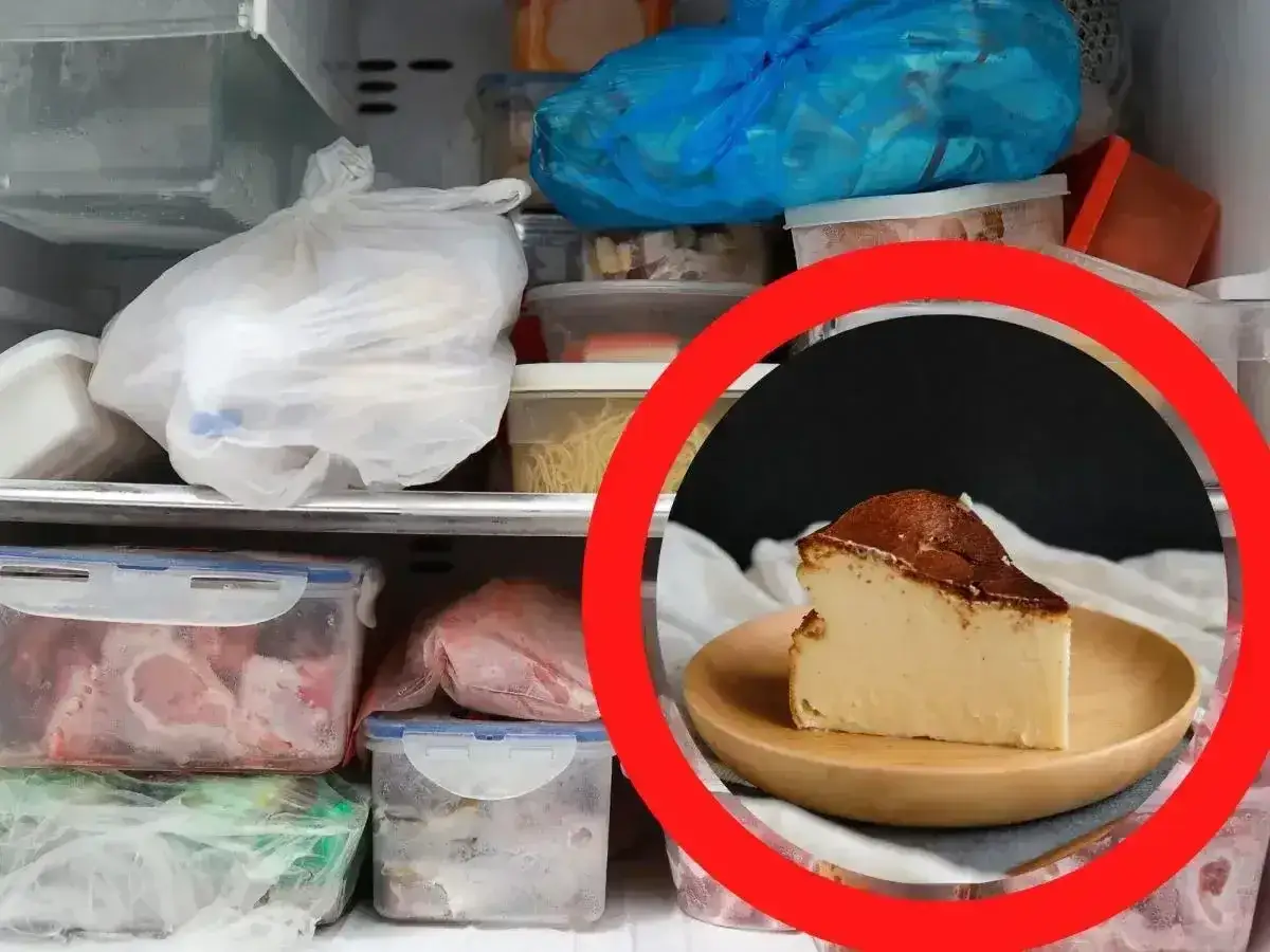 Kawałek pysznego sernika na talerzyku, otoczony mrożonkami w zamrażarce. Czy sernik można mrozic? Tak, można go zamrozić.