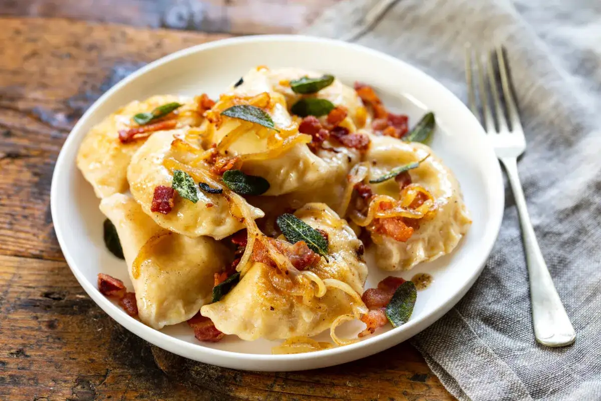Pyszne pierogi z boczkiem i cebulką, idealne nawet gdy są mrożone. Czy można gotować mrożone pierogi? Tak, i wychodzą równie pyszne!