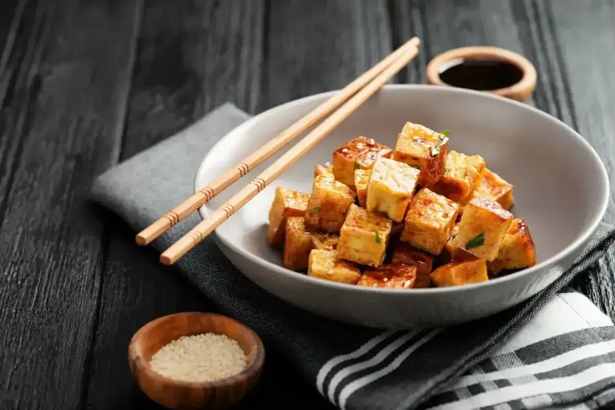 Chrupiące kostki tofu w sosie, pałeczki i sezam. Idealne do dań azjatyckich. Tofu co to? Roślinne białko!