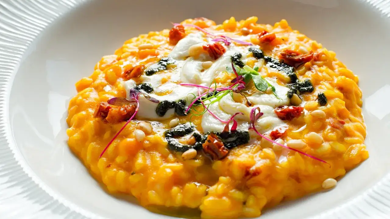 Pyszne risotto z dyni, z kremowym serem, suszonymi pomidorami i orzeszkami pinii. Idealne co z dyni na obiad!