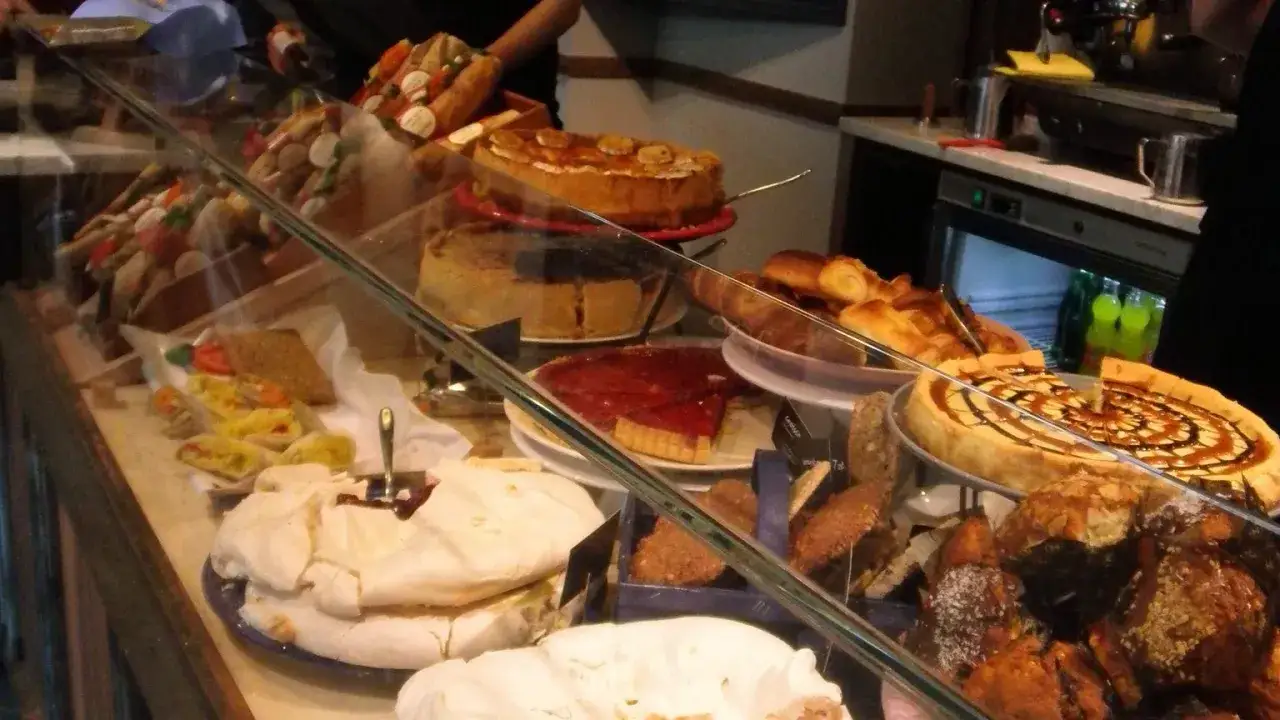 Słodkości w Caffe Nero: ciasto z bananami, sernik z karmelem, beza i inne. Może znajdziesz tu przepis na ciasto