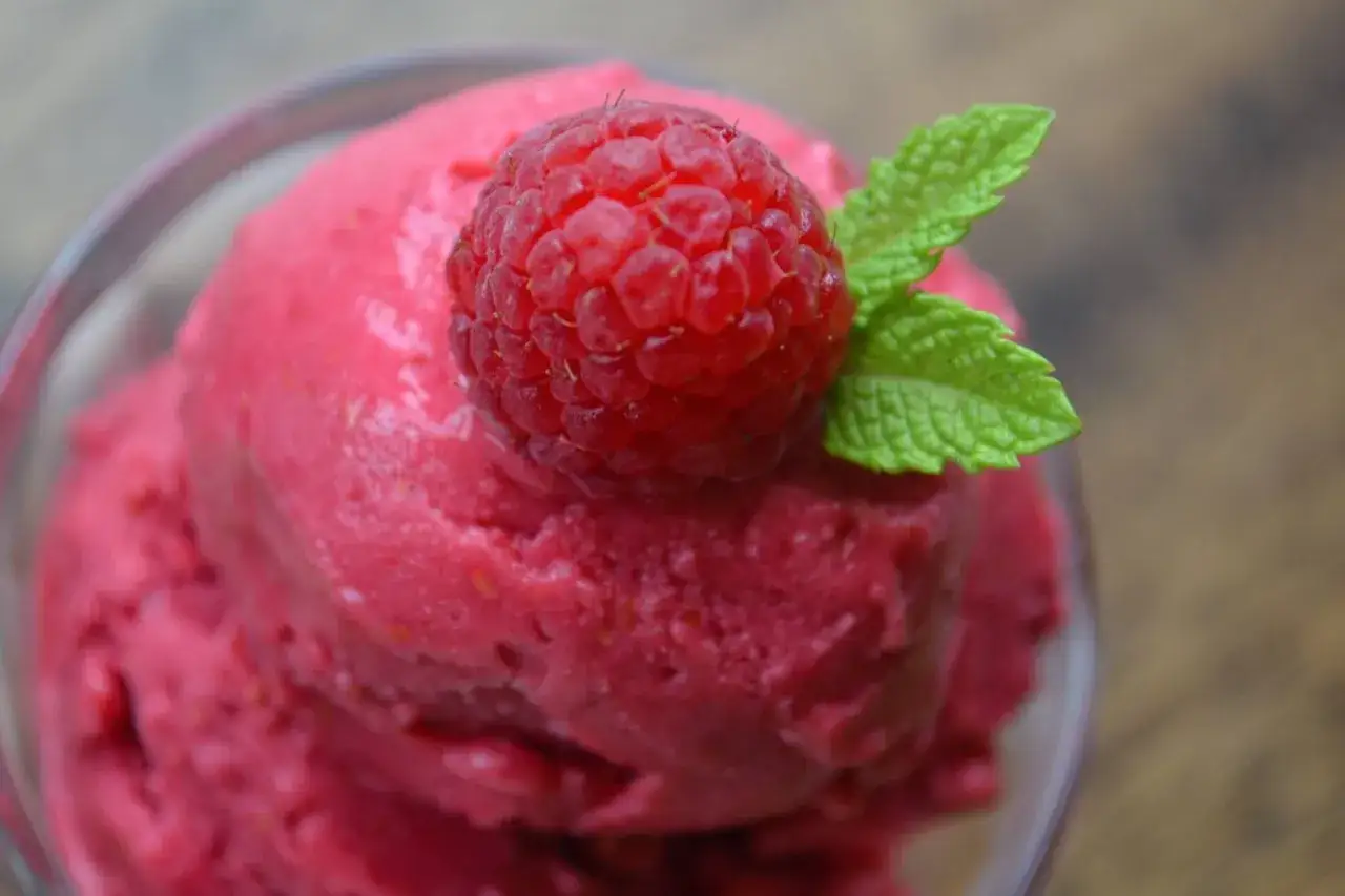 Jak zrobić sorbet truskawkowy z mrożonych truskawek? Pyszny, różowy deser z maliną i miętą.