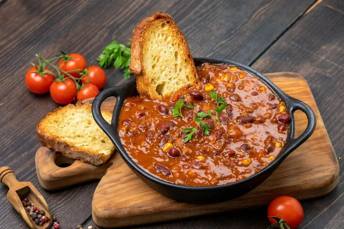 Pyszne chili con carne z fasolą i kukurydzą, podane z grzankami. Idealne pytanie: jakie mięso na obiad?