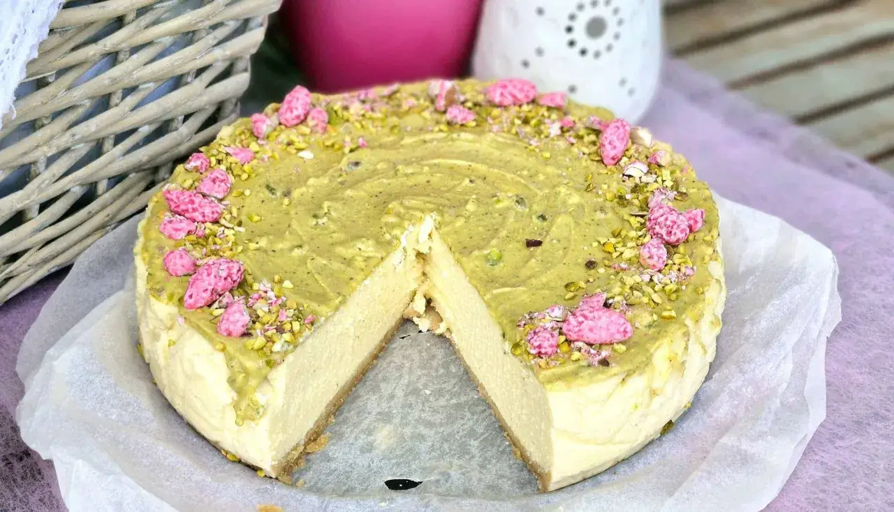 Pyszny, pistacjowy sernik z różowymi drażetkami i posiekanymi pistacjami. Idealny na każdą okazję, aż chce się go piec!