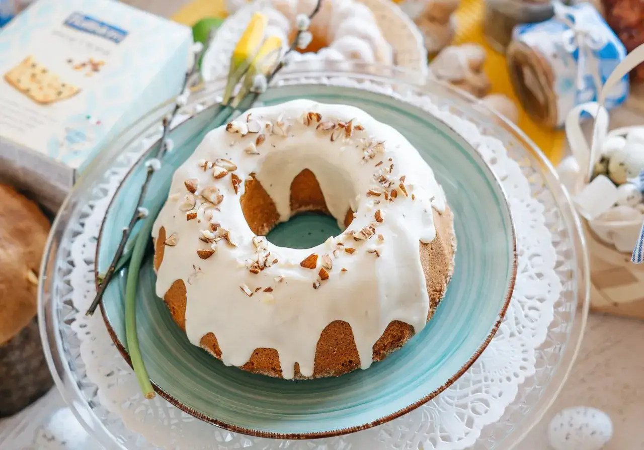 Pyszna babka z lukrem i orzechami, idealna na Wielkanoc. Ten przepis na babkę zachwyci każdego!