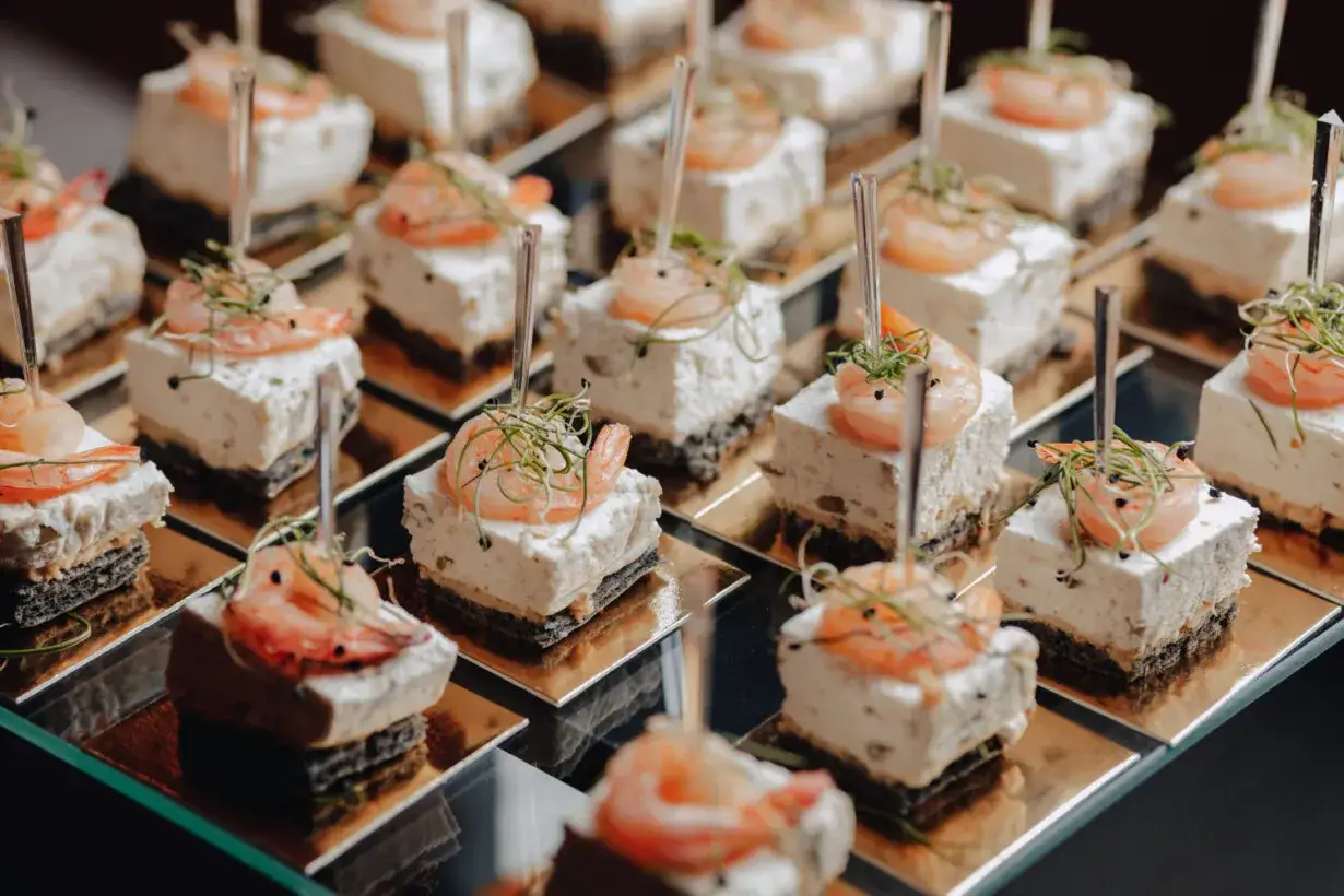Elegancki catering do domu: mini tartinki z kremem, krewetką i kiełkami. Idealne na przyjęcie.