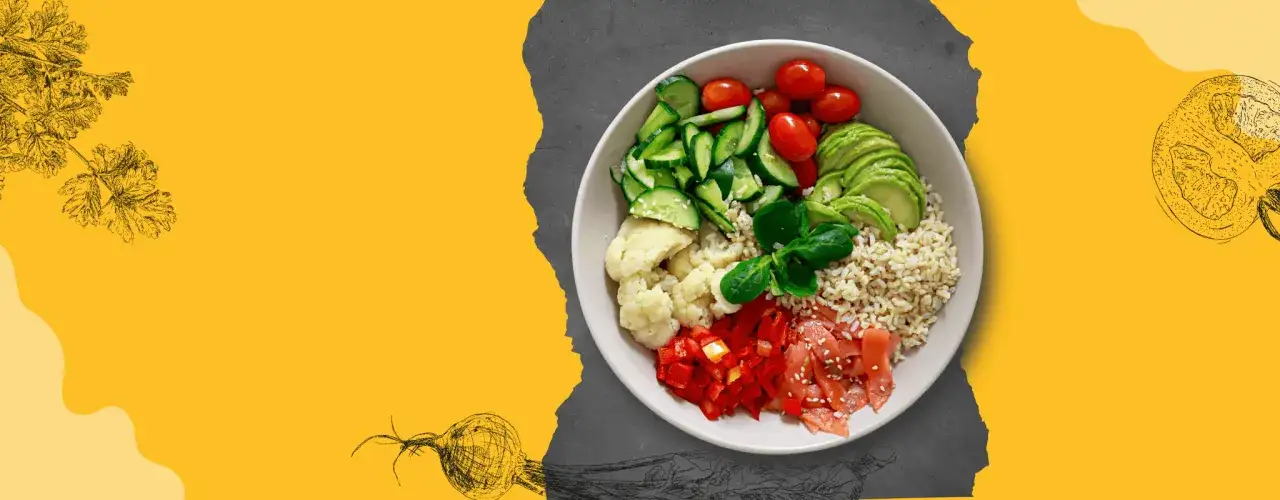 Kolorowa miska z kaszą, kalafiorem, pomidorkami, og&oacute;rkiem, awokado i papryką. Wiem, co zjem, wybierając catering dietetyczny.