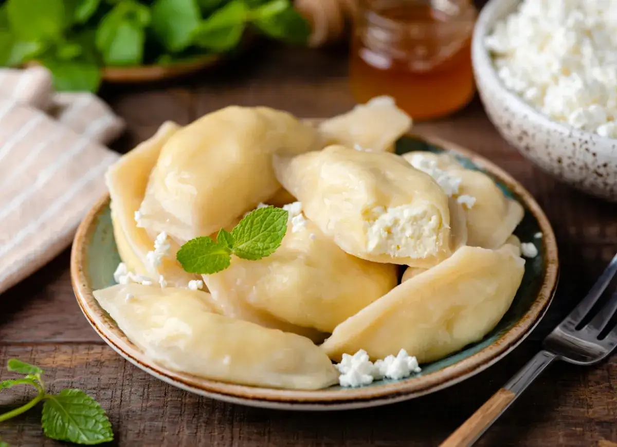Pyszne pierogi z białym serem to świetny pomysł na obiad. Podane z miętą i miodem, kuszą swoim wyglądem i smakiem.