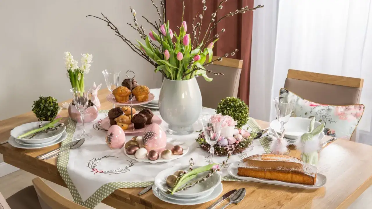 Pięknie nakryty st&oacute;ł na Wielkanoc. Co na obiad wielkanocny? Muffinki, babka, pisanki i tulipany.