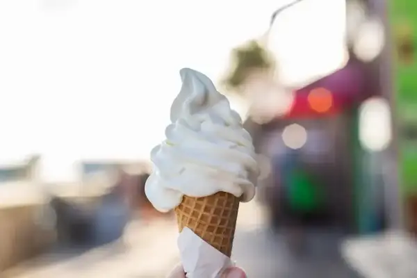 Pyszne, kremowe lody amerykańskie w wafelku, idealne na upalny dzień.