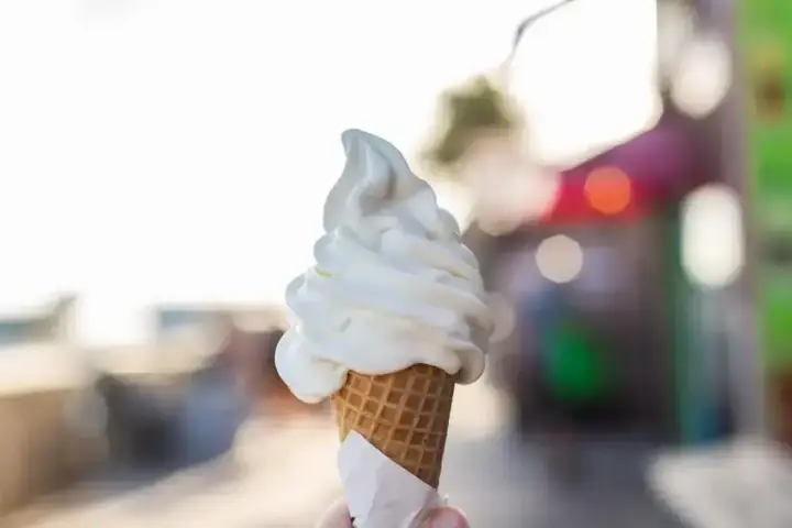 Pyszne, kremowe lody amerykańskie w wafelku, idealne na upalny dzień.
